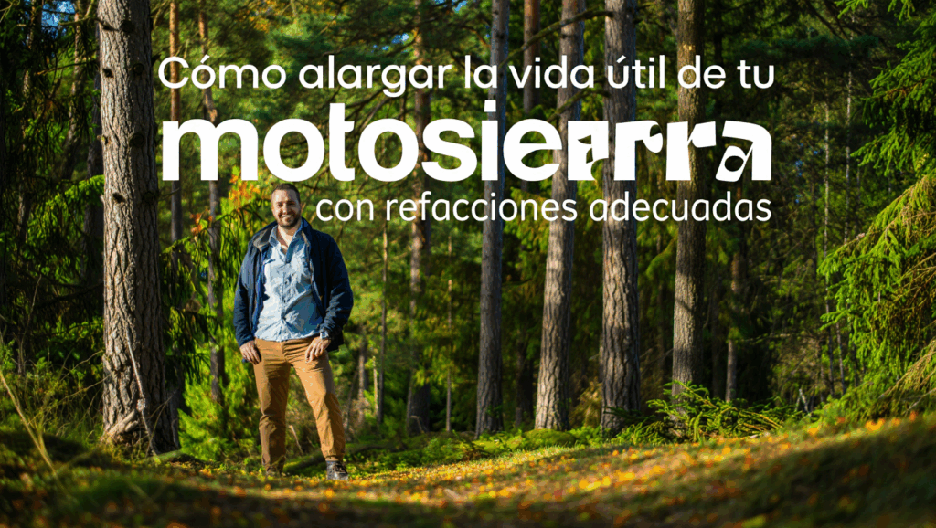 Hombre sonriente caminando en un bosque soleado con texto sobre cómo alargar la vida útil de la motosierra usando refacciones adecuadas.