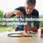 Hombre realizando mantenimiento a herramienta en taller con fondo natural, junto a texto sobre cómo mantener tu desbrozadora como un profesional.