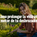 Mujer joven sonriendo mientras cuida arbustos en un jardín, con texto sobre cómo prolongar la vida útil del motor de una desbrozadora.