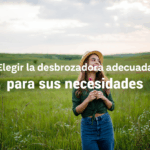 Mujer sonriente en un campo verde al atardecer, con texto sobre elegir la desbrozadora adecuada para sus necesidades.