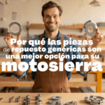 Hombre en taller mostrando piezas genéricas de repuesto para motosierra con una sonrisa.