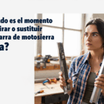 Mujer comparando una barra de motosierra vieja con una nueva en un taller.
