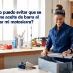 Mujer guardando una barra de motosierra en un taller organizado.