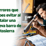 Hombre instalando una nueva barra de motosierra sobre una mesa de trabajo con herramientas y manual abierto.